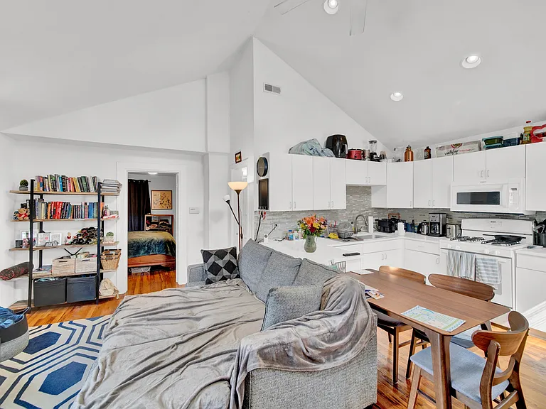 2642 N Marshfield Ave — Photo 33