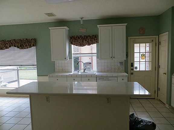 The Silestone island is great to sit around with friends and family.