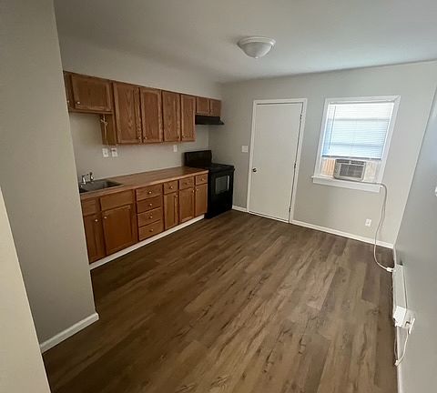 3rd image of 902 Elm St #902
