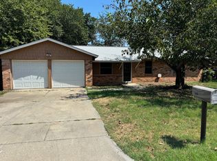302 Bowles Ct, Kennedale, TX 76060