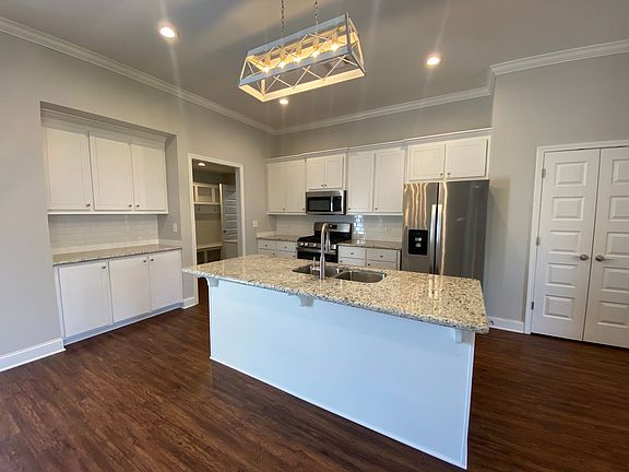 4th image of 562 Westfield Dr