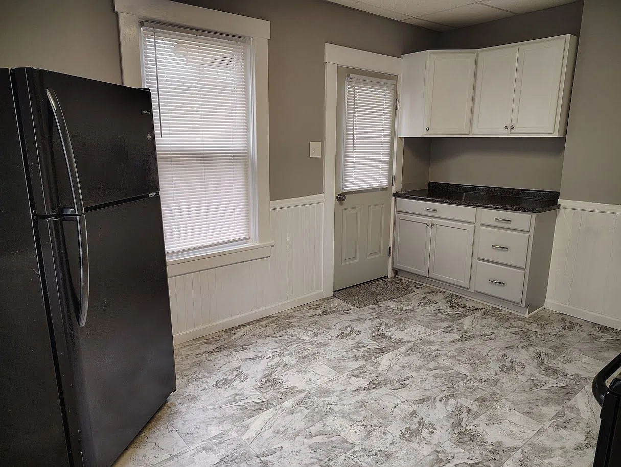 3 bed, 1.0 bath, 1200 sqft, $1,200 — Photo 3