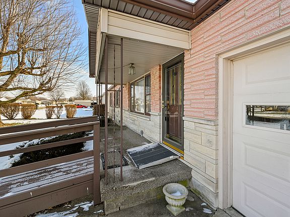 3rd image of 123 E 4th St