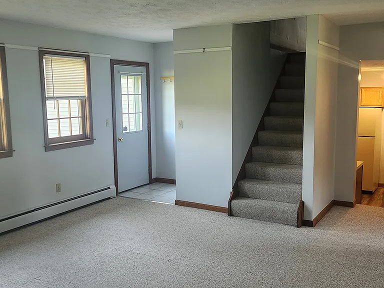 Livingroom access to the kitchen