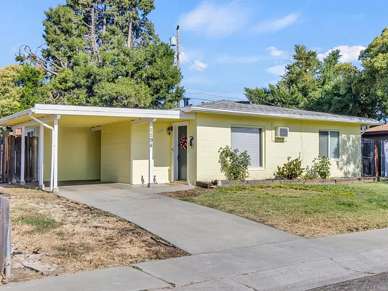 1194 Rosemary Ln — Photo 2
