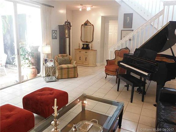 West Lake Village Townhome for Sale in Hollywood