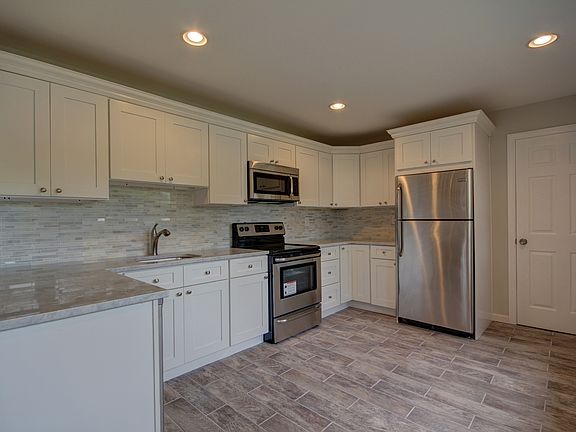3rd image of 7 Crag Ln