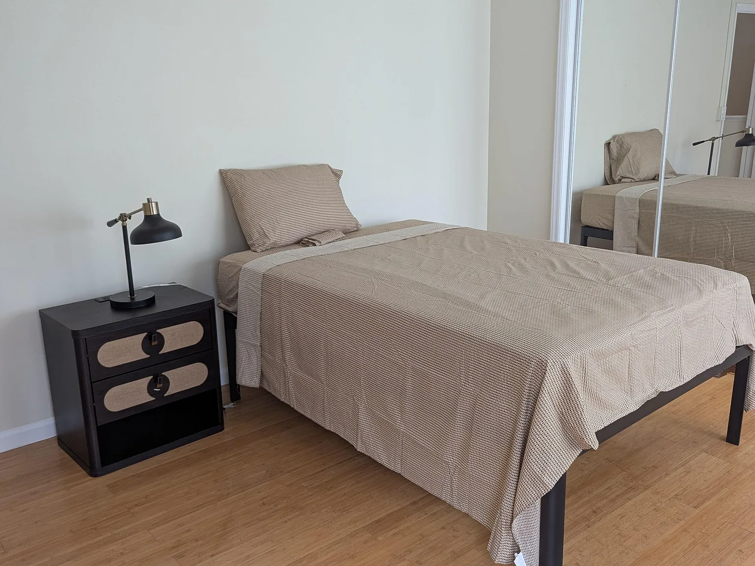 4 bed, 2.5 bath, 2800 sqft, $1,299 — Photo 1