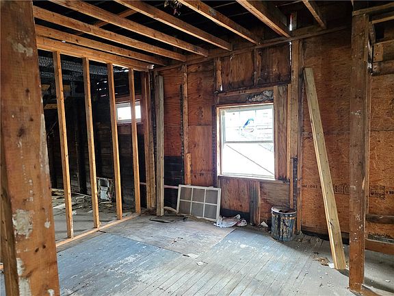 4th image of 416 Ella St