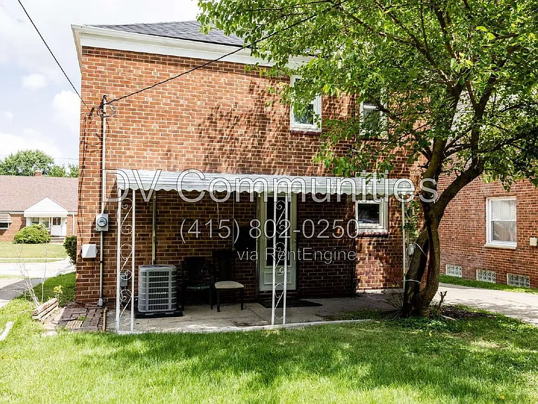 18412 Waterbury Ave — Photo 2