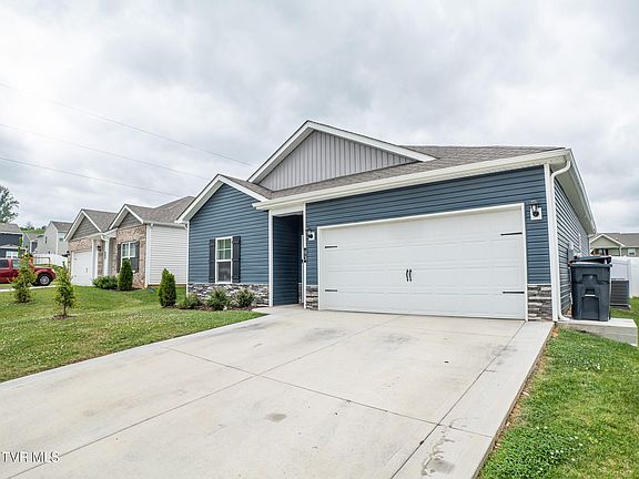 3rd image of 93 Thistle Dr