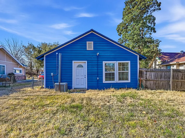 2224 Poplar St — Photo 15