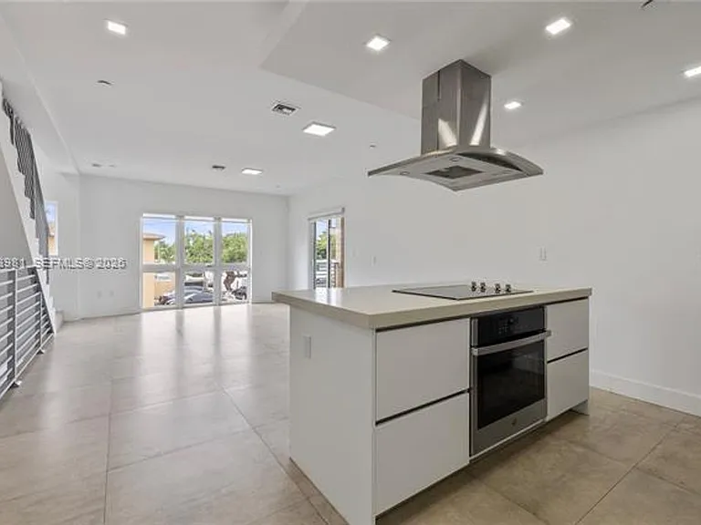 434 SW 10th St #Townhouse A — Photo 1