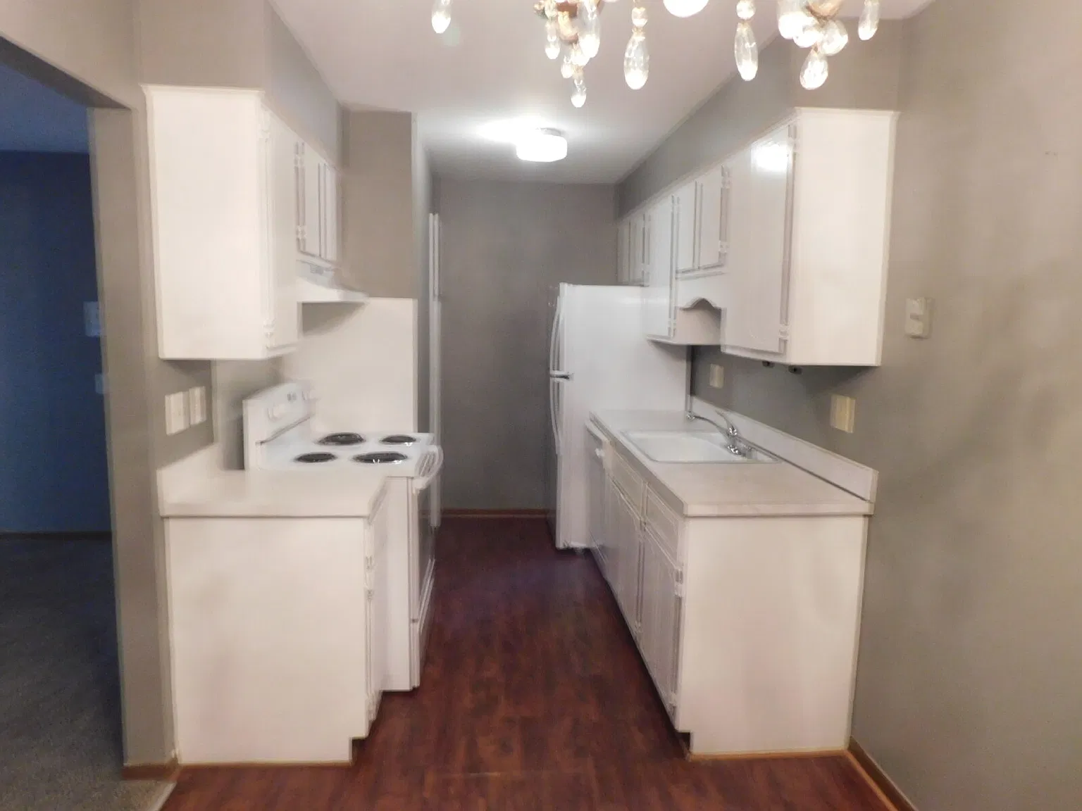 1 bed, 1.0 bath, 806 sqft, $975 — Photo 2