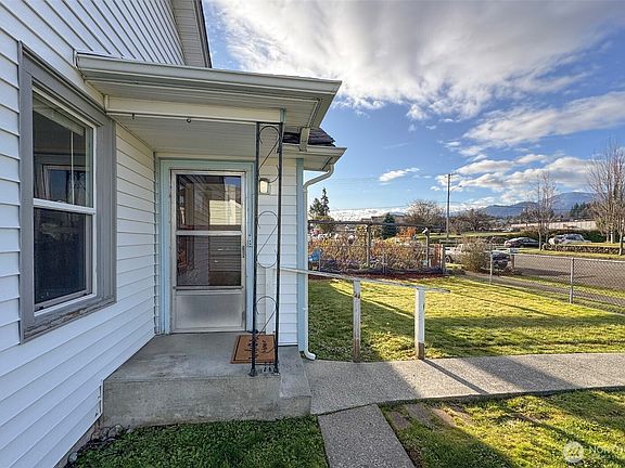 3rd image of 729 Georgiana Street