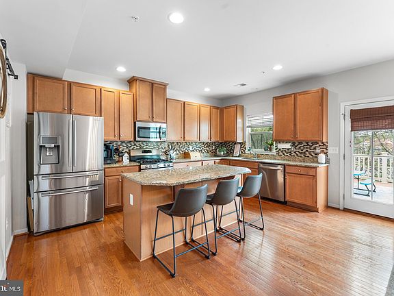 4th image of 588 Fox River Hills Way