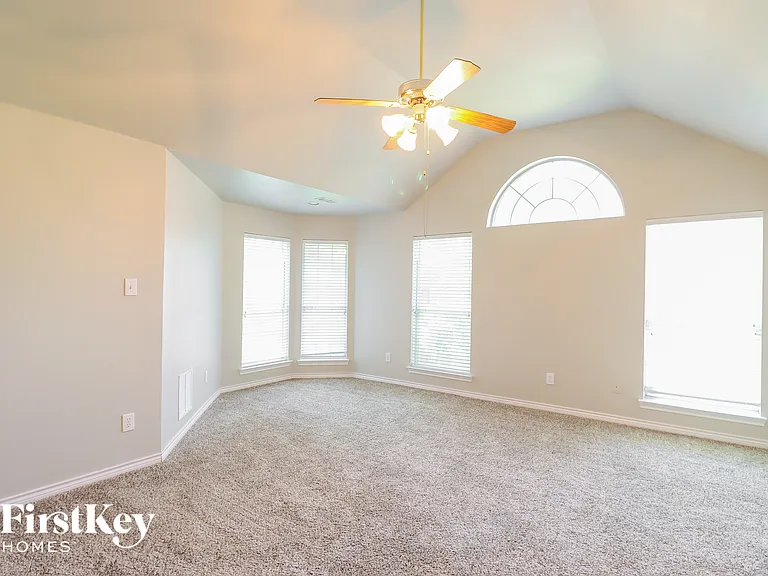 2204 Reedway Ct — Photo 9