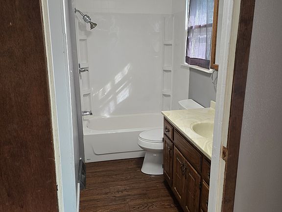 3rd image of 1309 Hardin St
