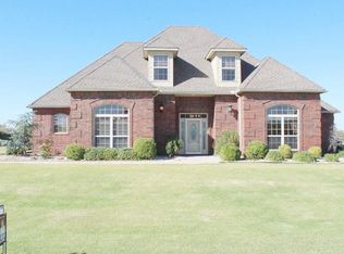 3 NW Lakewood Dr, Lawton, OK 73505