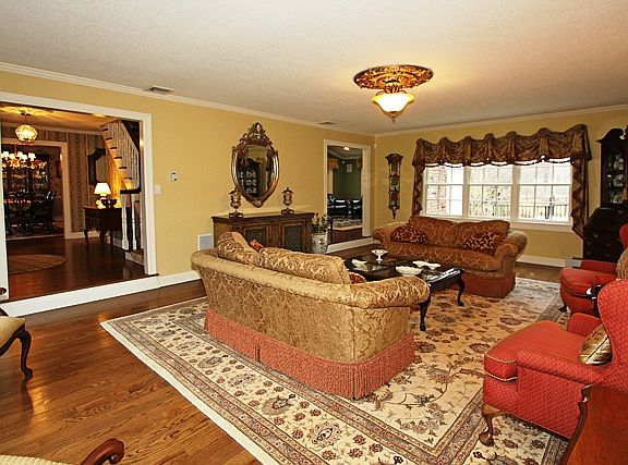 4th image of 165 Lawn Ln