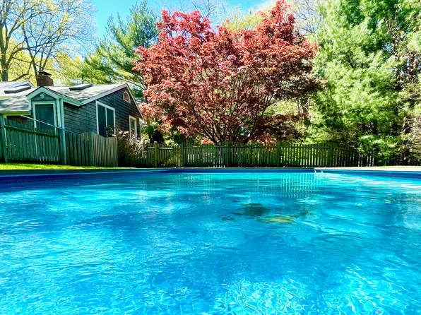 https://photos.zillowstatic.com/fp/0df30e41abdc33f7f47acd34554c03fb-p_e.webp