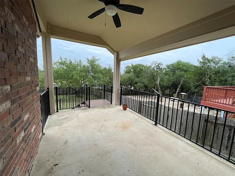 524 Cameron Cv — Photo 17