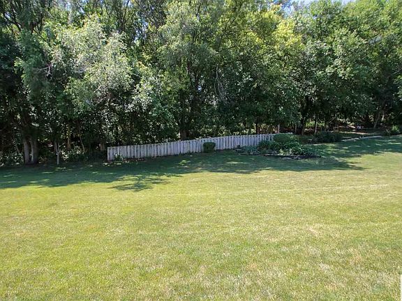 4th image of 3327 Glen Oaks Blvd