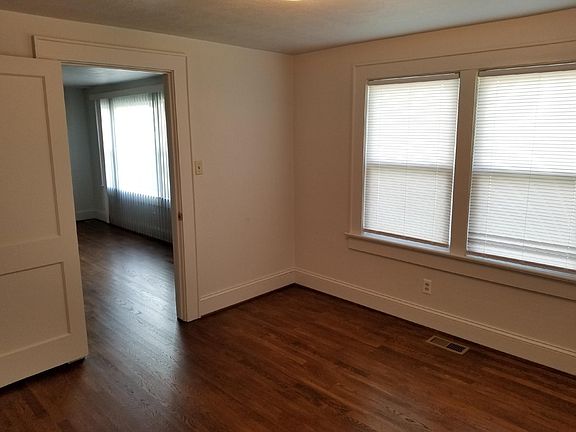 5th image of 1458 6th St SE