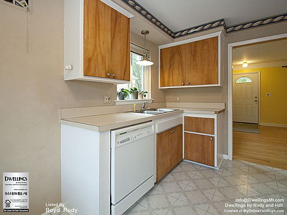5th image of 32524 Mackenzie Dr