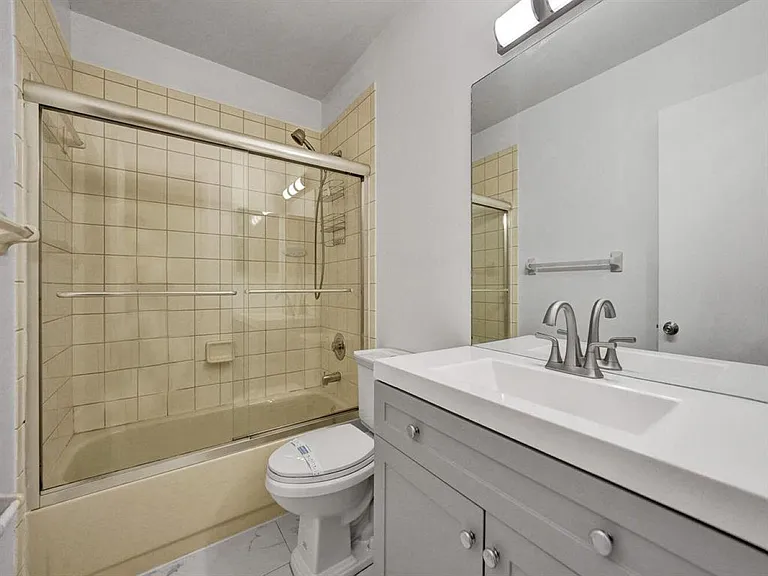 9845 Riverside Dr #8-28 — Photo 24