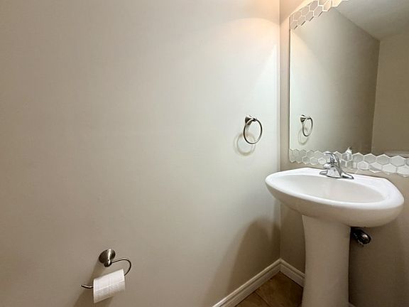 5th image of 204 Alva St #20