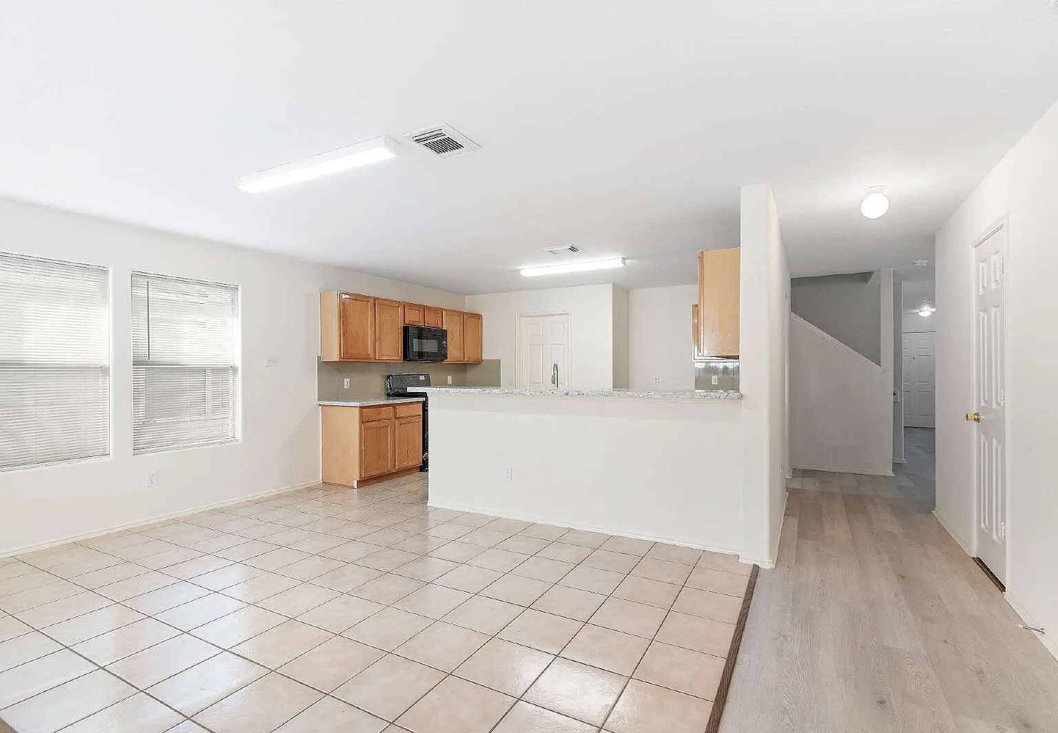 4 bed, 2.0 bath, 3000 sqft, $2,350 — Photo 2