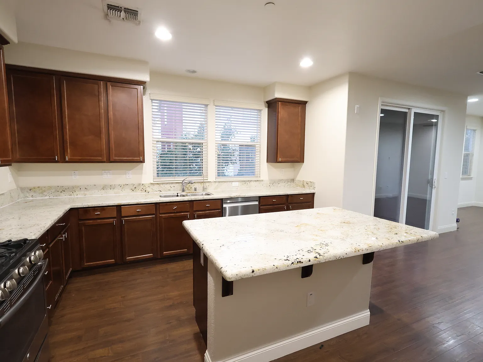 3 bed, 2.5 bath, 1715 sqft, $4,800 — Photo 3