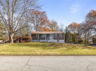 2 Glasgow Ln, Airmont, NY 10901