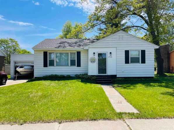 1713 Michigan Ave, Gladstone, MI 49837