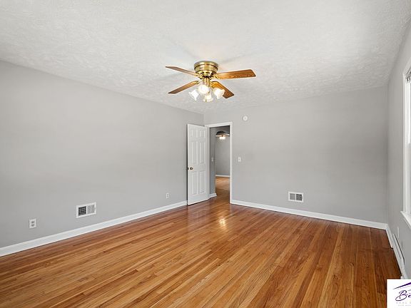 4th image of 3825 Cuming St #3827
