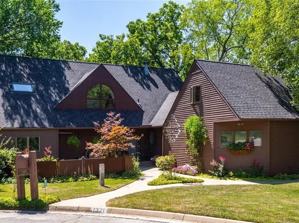 Raintree Pl, Lawrence, KS 66044