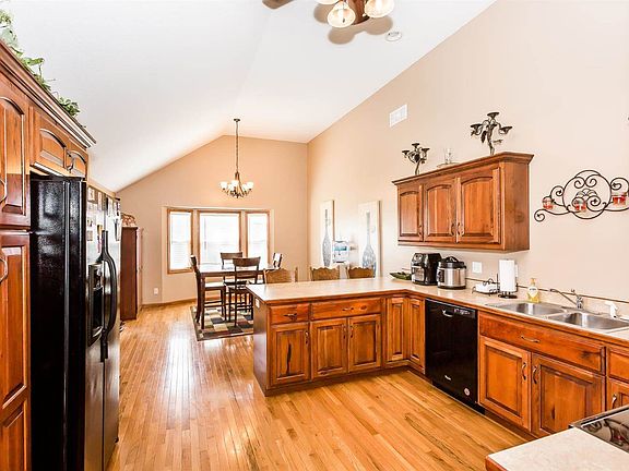 4th image of 914 Hickory Ln
