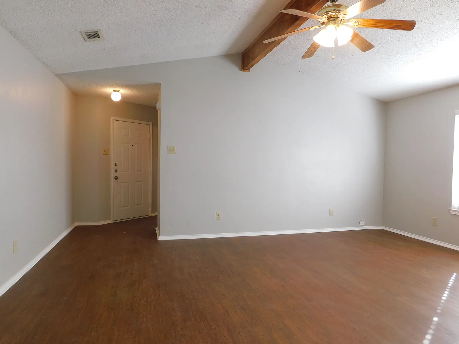 2 bed, 1212 sqft, $1,350 — Photo 4