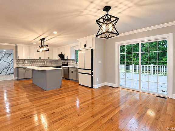 4th image of 140 Seaman Neck Road