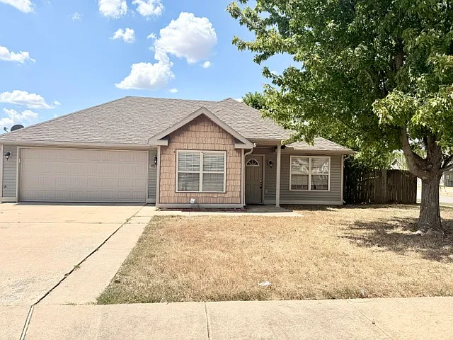 3 bed, 1186 sqft, $1,595 — Photo 1