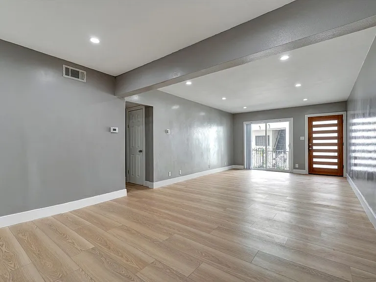 2040 S Sherbourne Dr — Photo 8