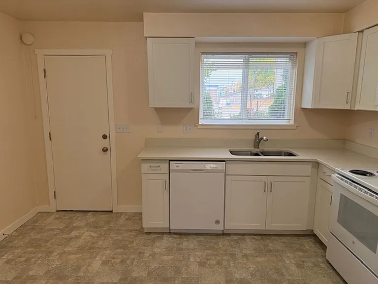 3208 Hoyt AVE Everett, WA 98021 — Photo 6