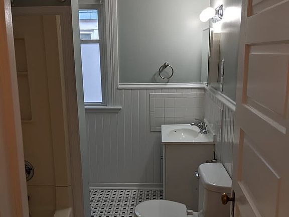 3rd image of 706 Hawthorne St NE Unit 2