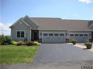 39 Hampton Cir, Mechanicville, NY 12118