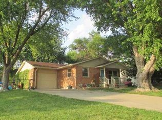 902 Darwin St, Beatrice, NE 68310