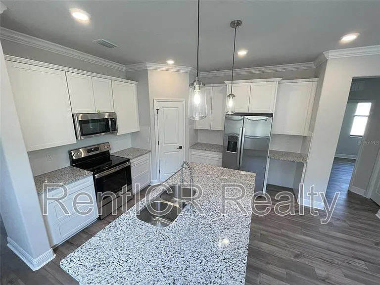 1437 N River Cir — Photo 3