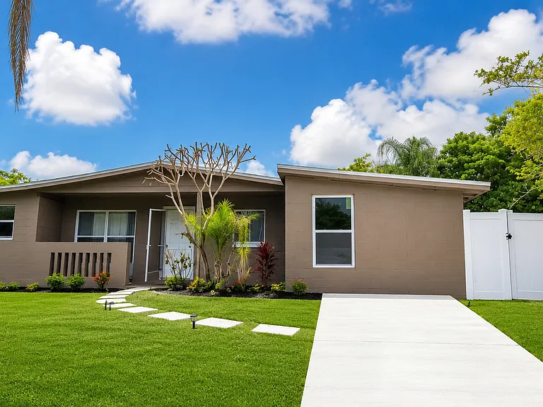2904 Sanka Dr — Photo 1