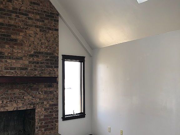 Livingroom vaulted ceiling