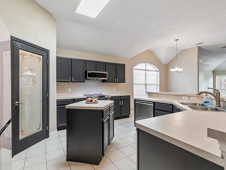 615 Lake Bridge Dr — Photo 9